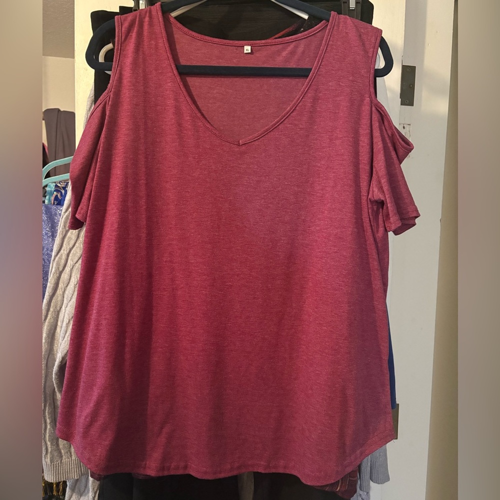 Super soft cold shoulder tee in a lovely heather wine color size XL runs big.